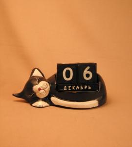 UTH402  Календарь `Спящий кот черный с белыми пятнами`.
