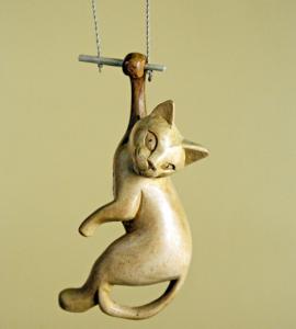 PWC59	Мини-скульптура "Кошка на качелях".  