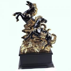 2206-BG Пара черных лошадей в золотой упряжке    